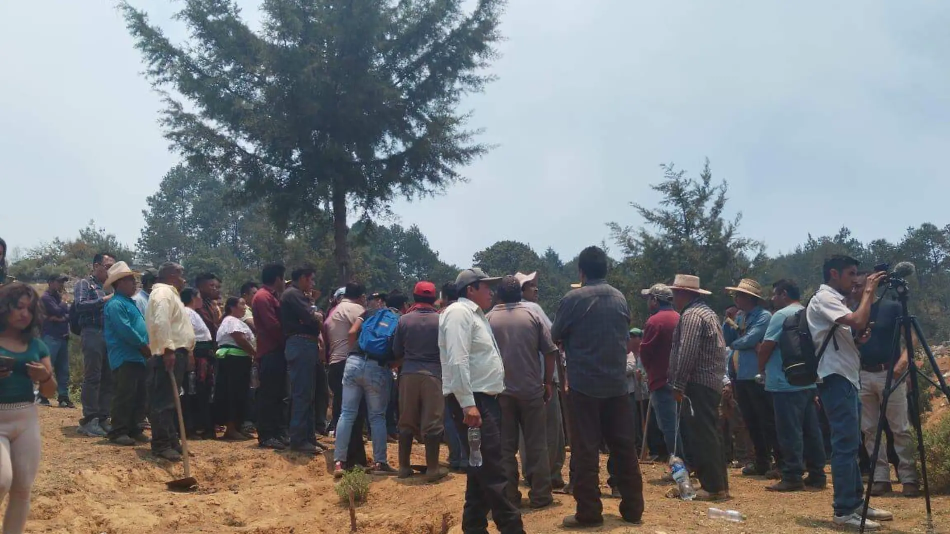 Autoridades y habitantes de Soledad Atzompa, piden apoyo aéreo para combatir incendio